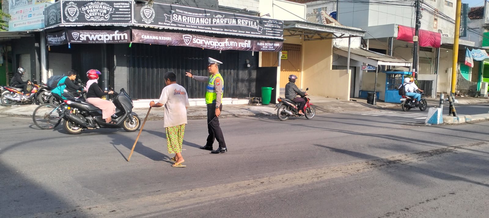 Pagi Hari, Personel Polsek Warujayeng Turun ke Jalan Layani Masyarakat
