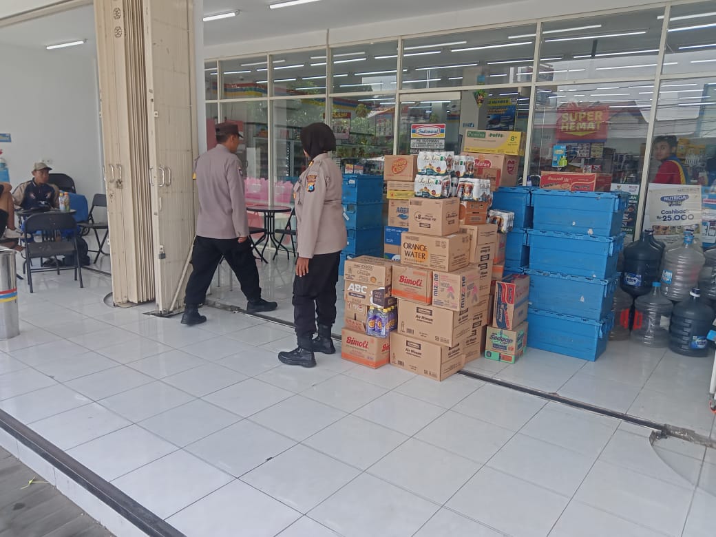 Antisipasi Curanmor anggota Polsek Kertosono Berikan Himbauan Kamtibmas saat Patroli Toko Swalayan
