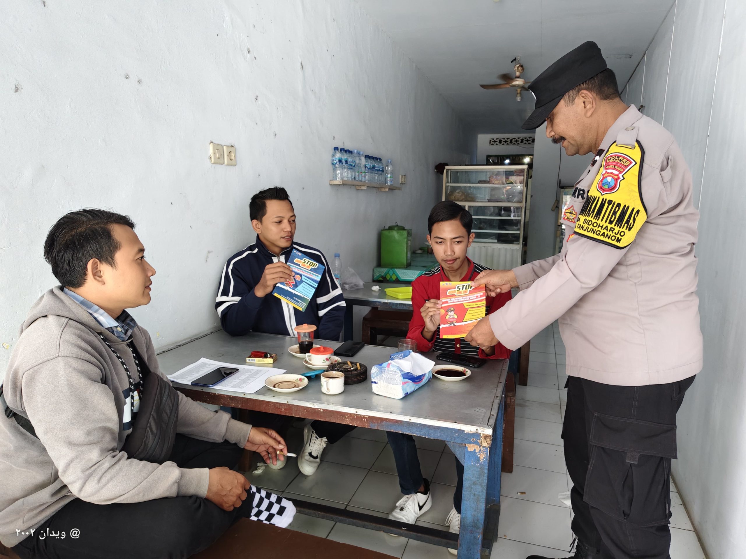 Personel Polsek Warujayeng Sosialisasikan Dampak Judi Online Kepada Warga