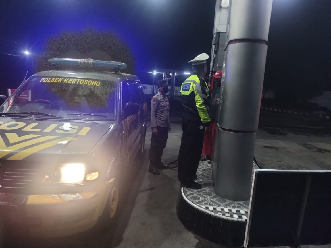 Antisipasi Tindak Kejahatan Saat Dini Hari, Polsek Kertosono Melakukan Patroli di SPBU