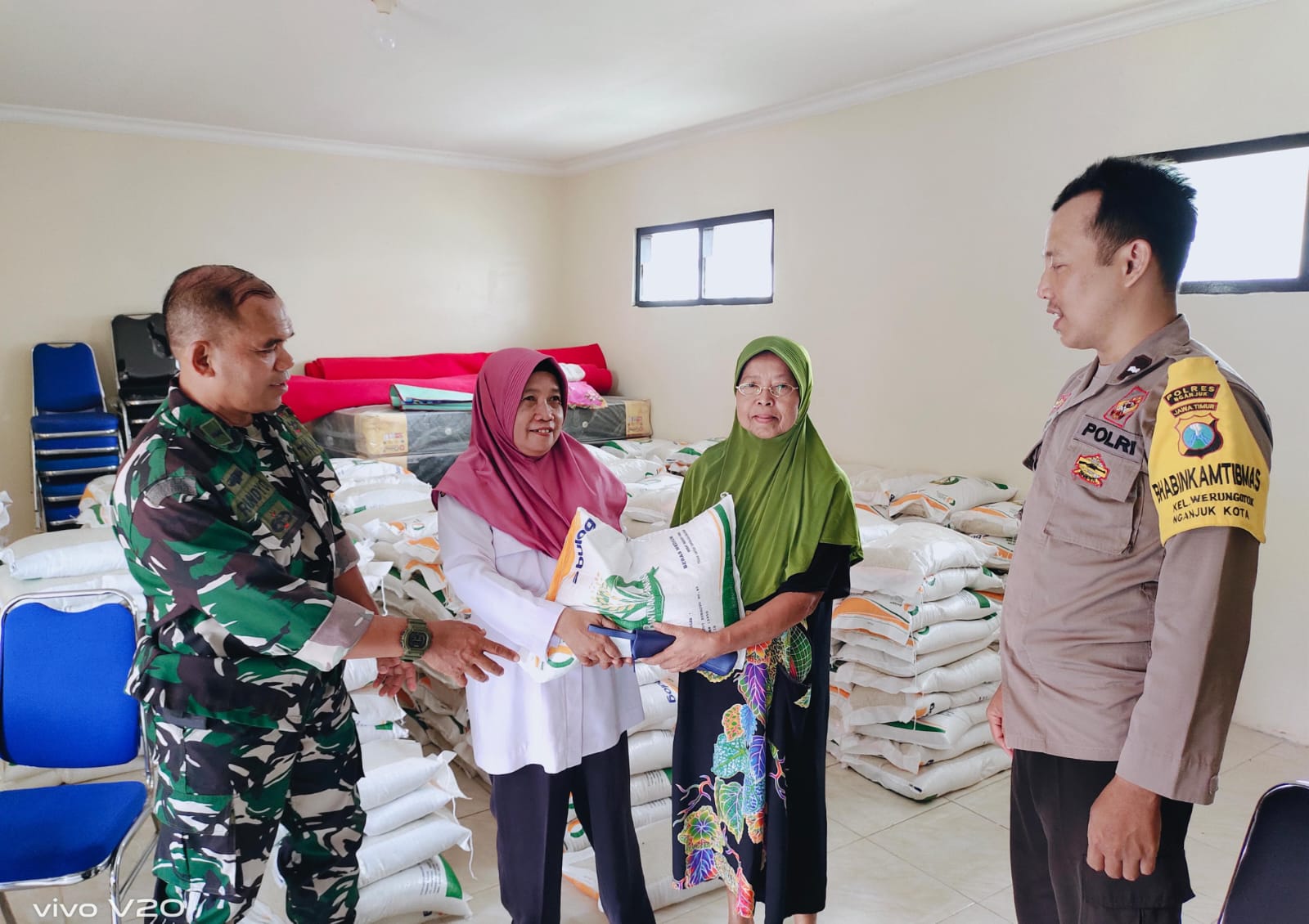 Bhabinkamtibmas Polsek Nganjuk Kota Kelurahan Werungotok Bersama Babinsa dan Kakel Dampingi Sosialisasi Penyaluran Bantuan Pangan