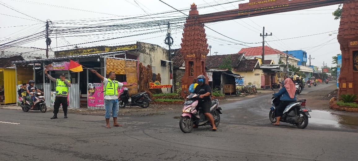 Giat Gaktur Pagi Polsek Kertosono Bantu Penyeberangan Masyarakat