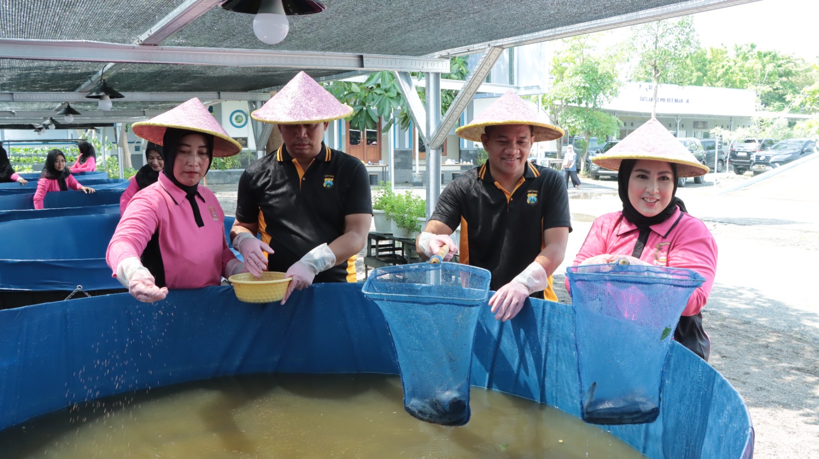 Kapolres Nganjuk Bersama Ketua Bhayangkari Cabang Nganjuk Panen Ikan Lele dan Sayur Mayur di Kolam Terpal Program P2L