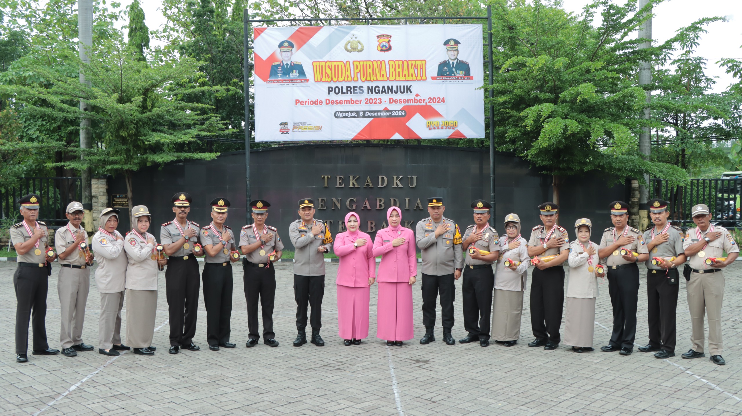 Kapolres Nganjuk Pimpin Upacara Wisuda Purna Bakti 26 Personel di Polres Nganjuk
