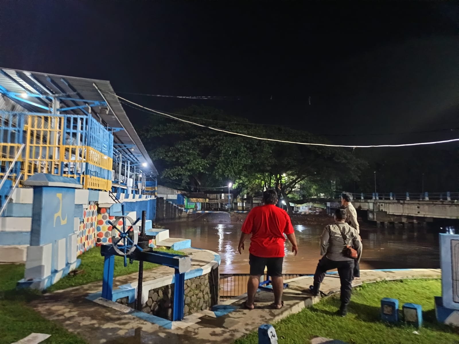 Pasca Hujan Deras, Patroli Polsek Warujayeng Cek Debit Air Bendungan Badug