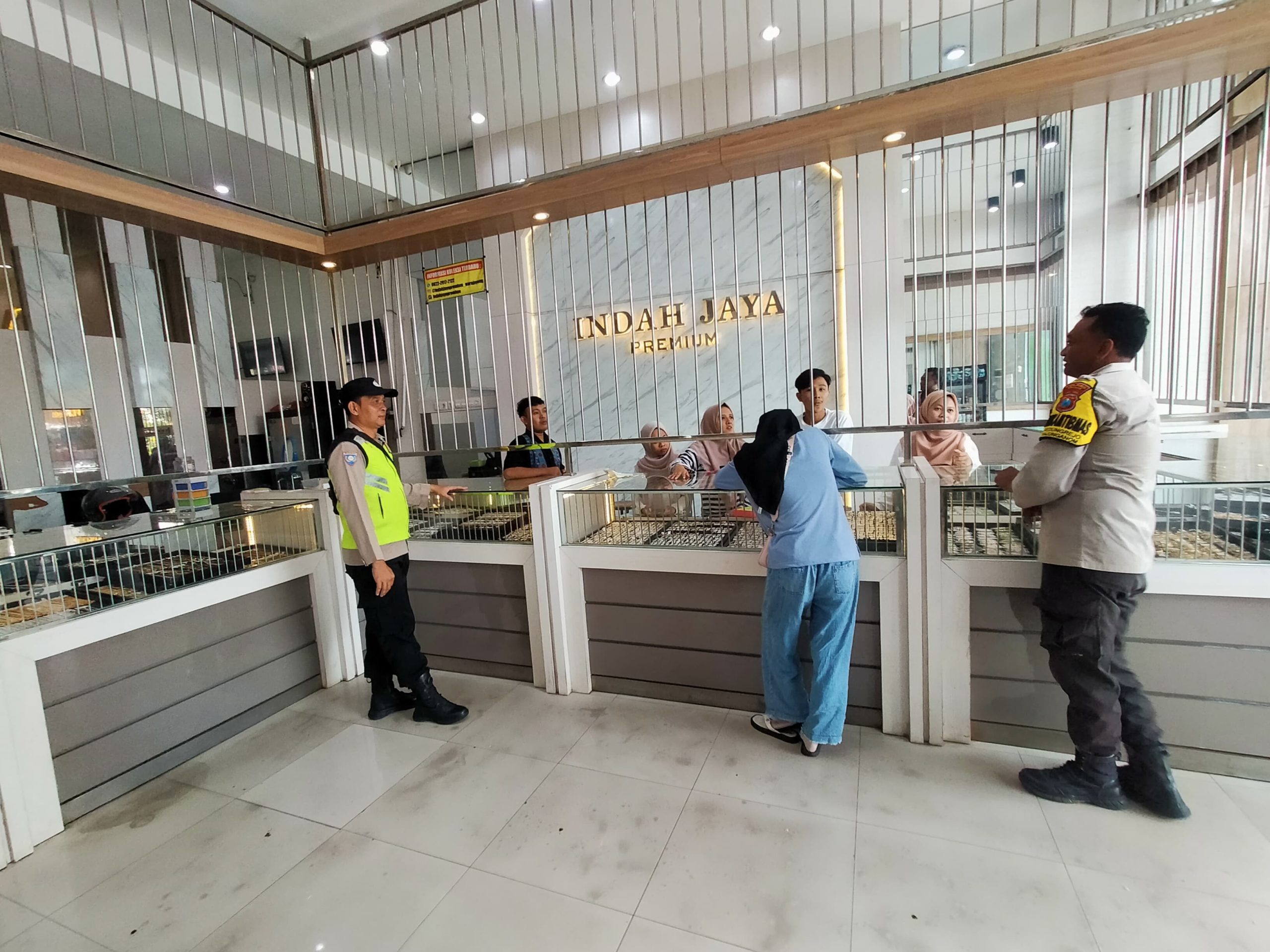 Polsek Warujayeng Gelar Patroli di Toko Emas untuk Cegah Aksi Kejahatan