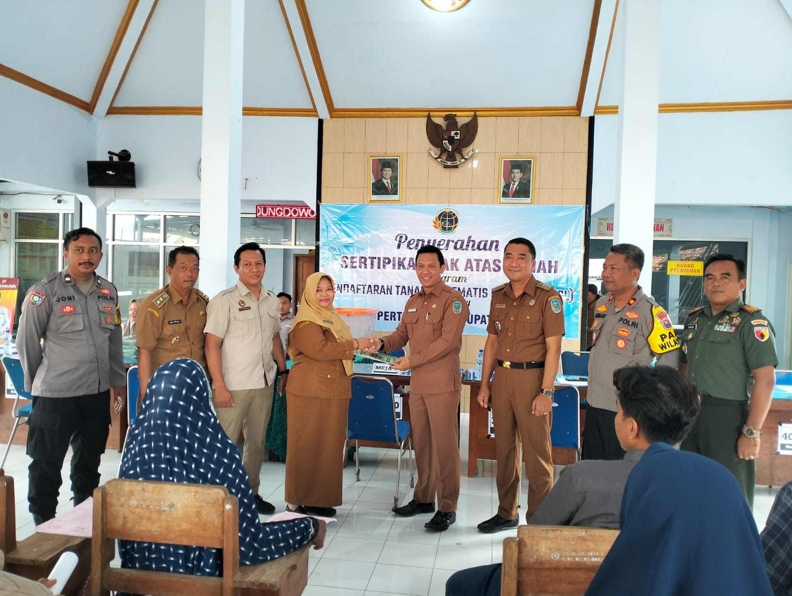 Kapolsek Nganjuk Kota Bersama Forpimcam Hadiri Penyerahan Sertifikat PTSL di Desa Kedungdowo