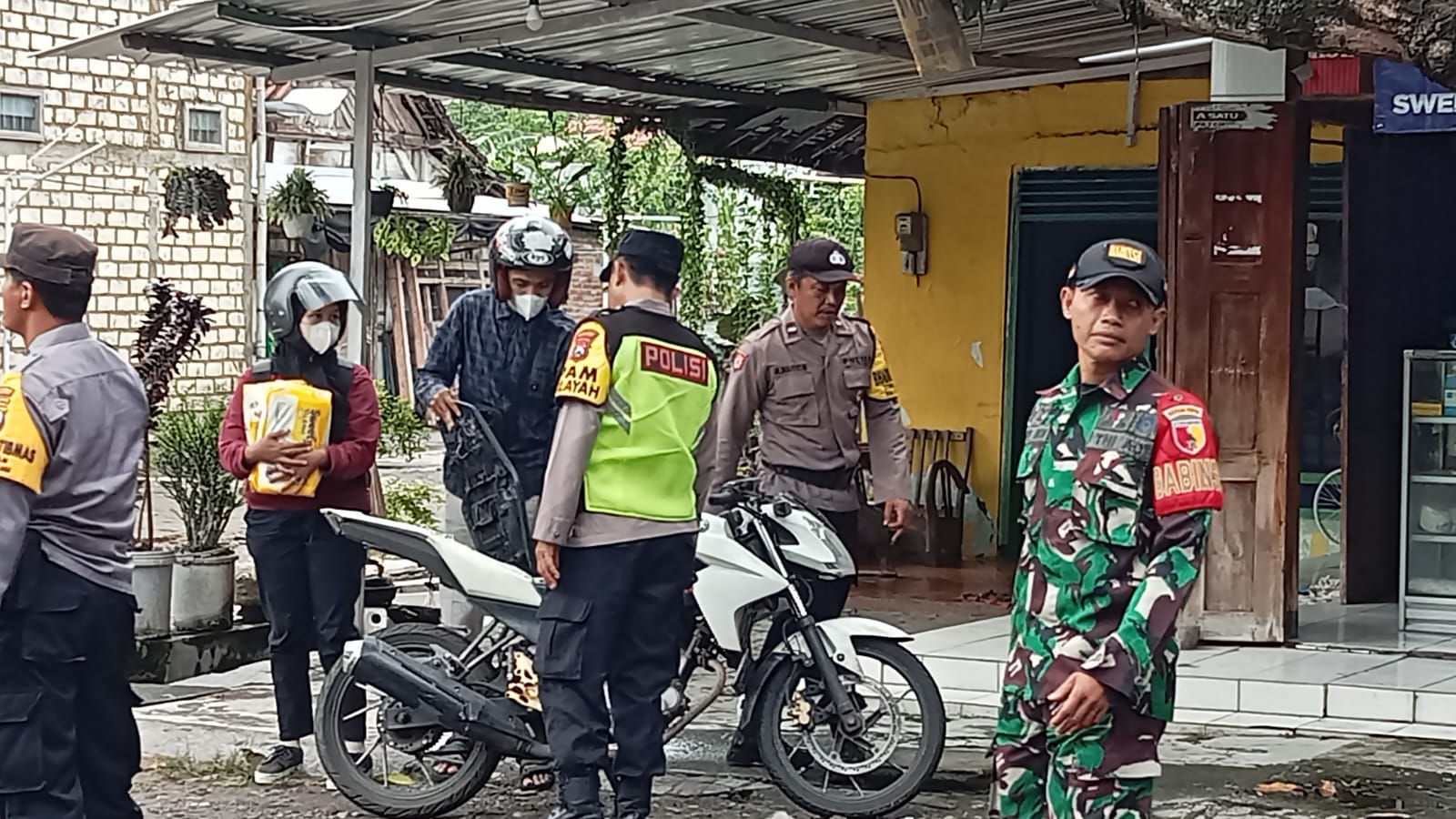 Polsek Jatikalen Lakukan Penyekatan Jalur Perbatasan Nganjuk – Jombang, Guna Cegah Gesekan Antar Perguruan Silat