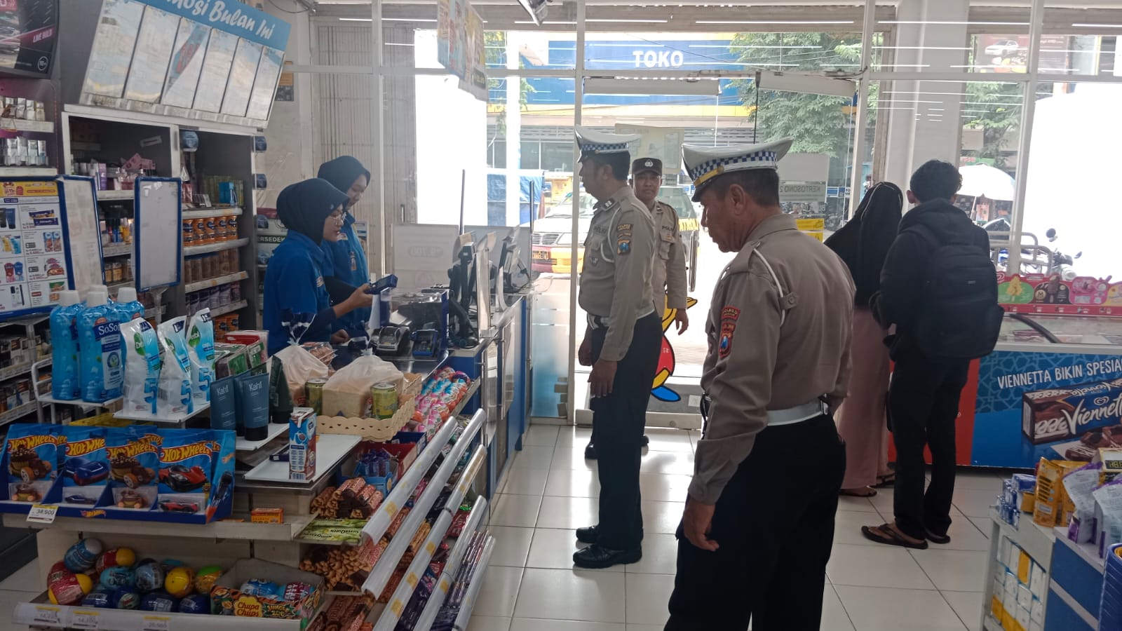 Antisipasi Curanmor anggota Polsek Kertosono Berikan Himbauan Kamtibmas saat Patroli Toko Swalayan
