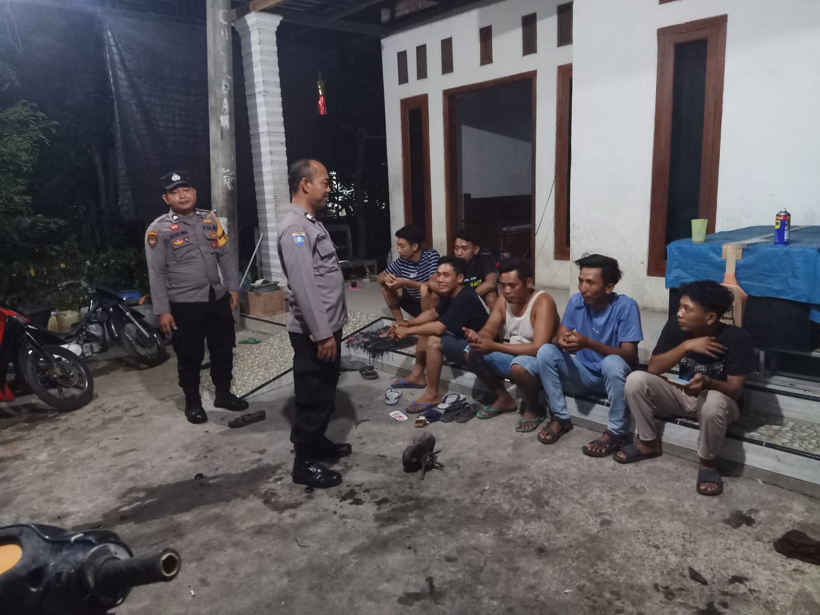Brikan Rasa Aman, Polsek Jatikalen Gelar Patroli Dialogis dengan Pemuda Di Malam Hari