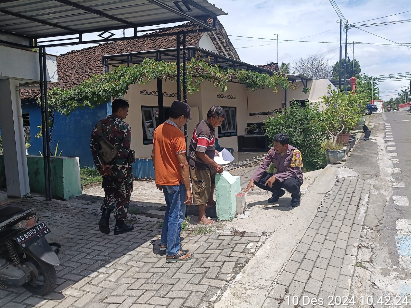 Bhabinkamtibmas dan Babinsa Pantau Pengukuran serta Pemasangan Patok PTSL di Kelurahan Kauman