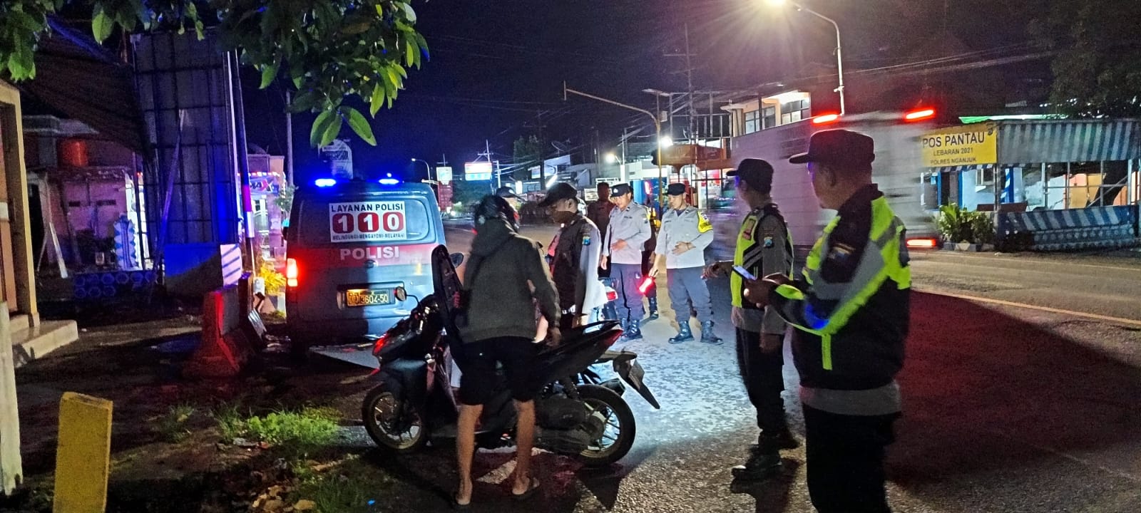 Cegah Gesekan Perguruan Silat, Kapolsek Warujayeng Pimpin Penyekatan & Razia SREG