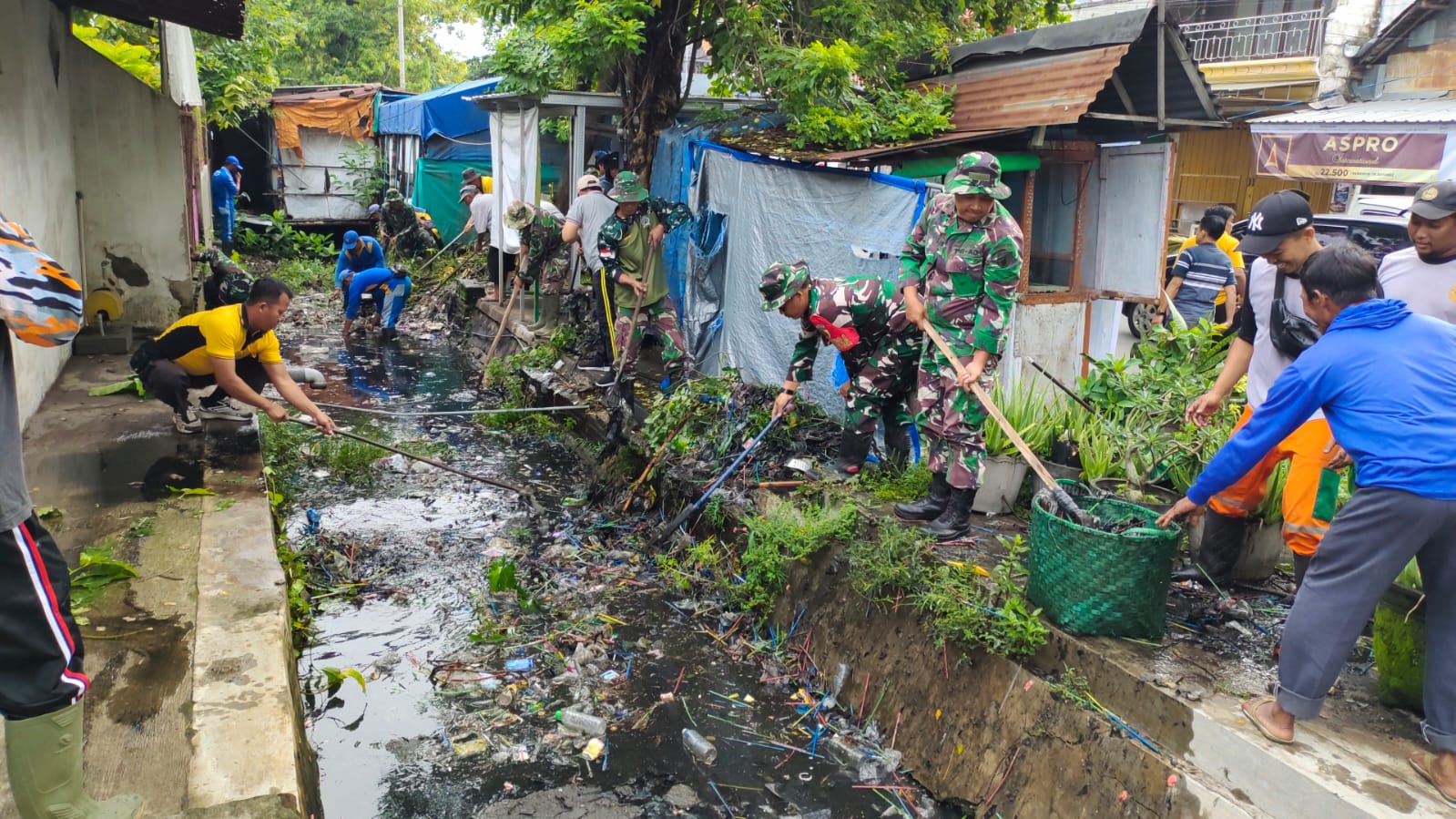 Jum’at Bersih TNI – Polri Bersama Warga Kerja Bakti Bersihkan Saluran Air