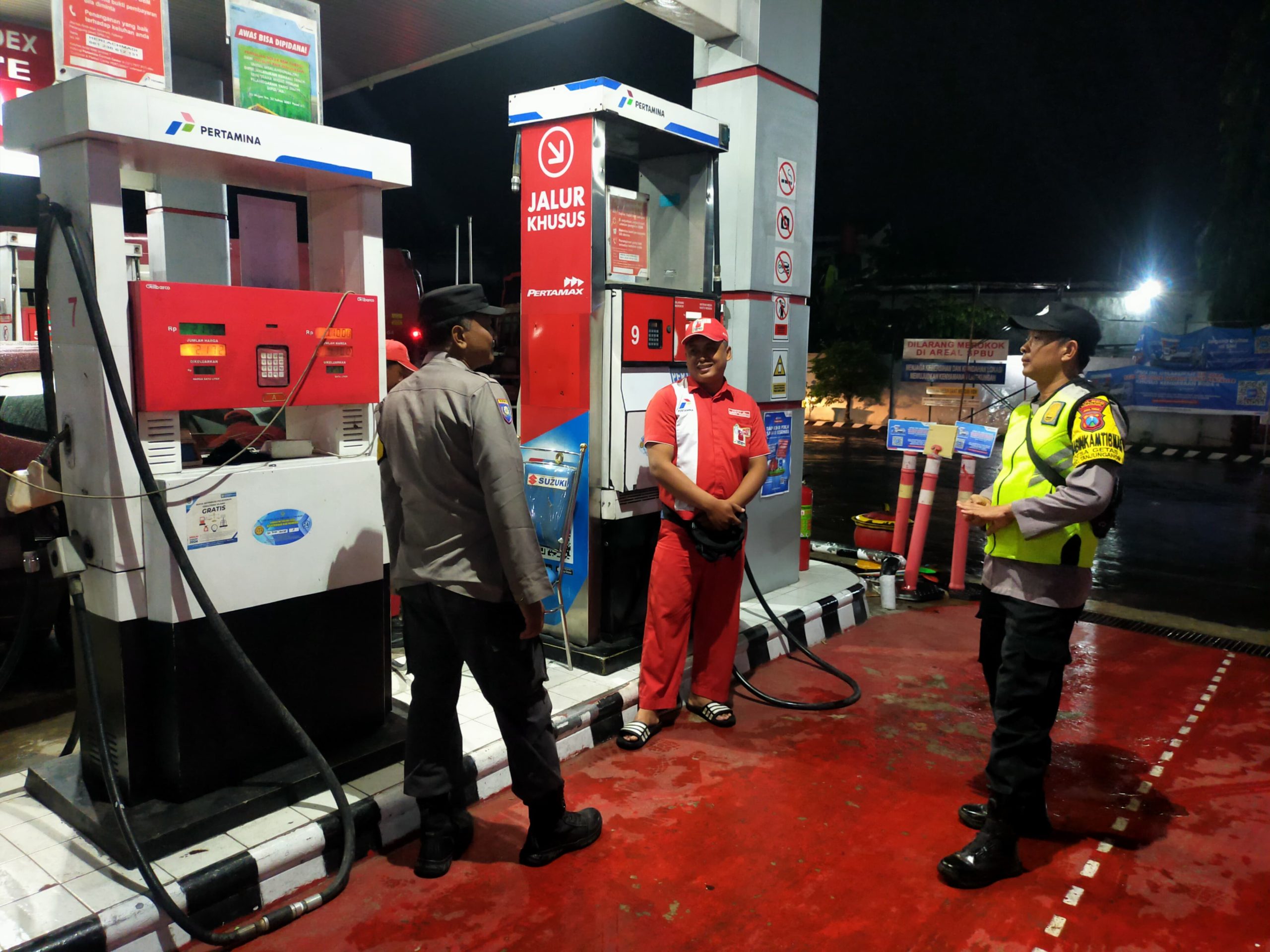 Sambangi SPBU, Patroli Polsek Warujayeng Pantau Stok BBM dan Pemberlakukan Sistem Barcode