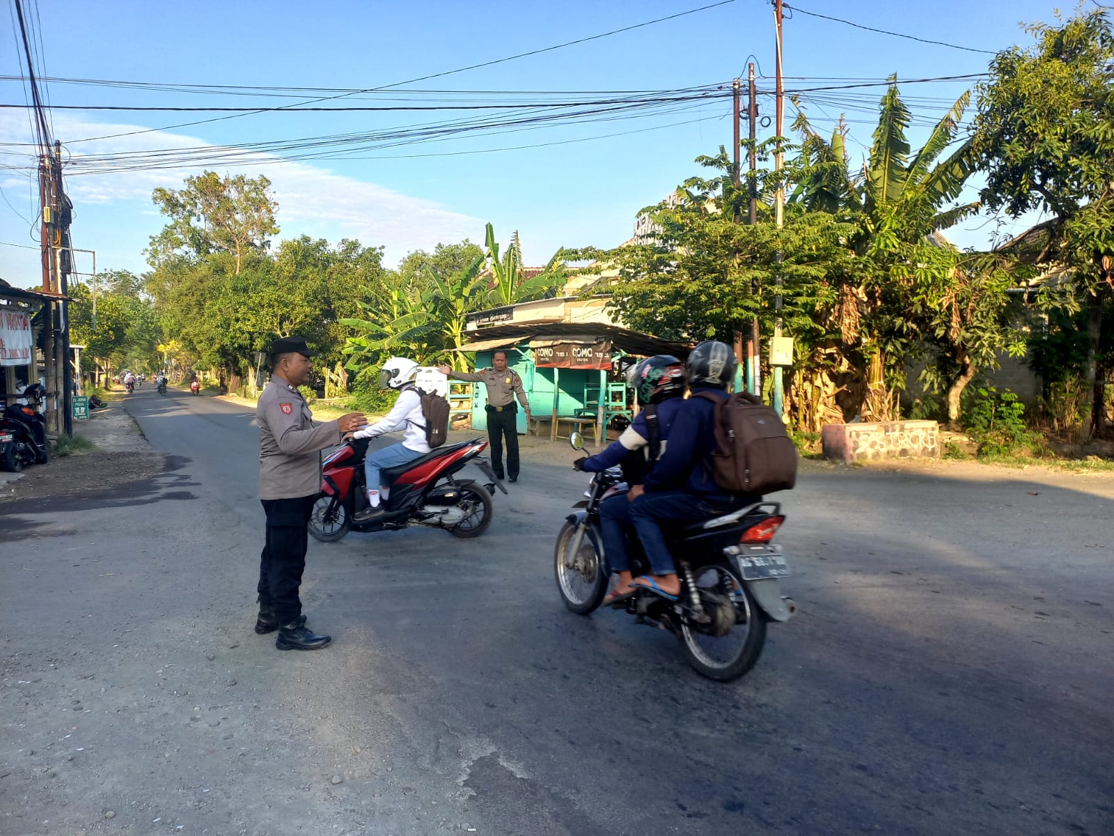 Polsek Jatikalen melaksanakan Pengaturan arus lalu lintas yang di lakukan personil polsek Jatikalen di beberapa titik