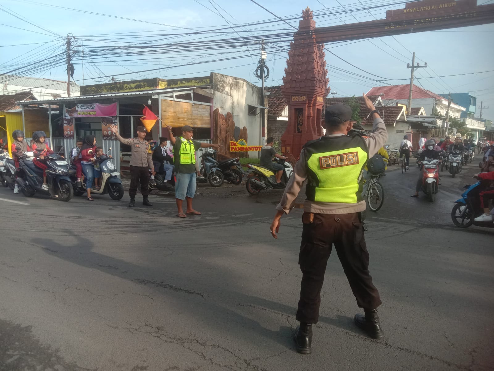 Giat Gaktur Pagi Polsek Kertosono Bantu Penyeberangan Masyarakat