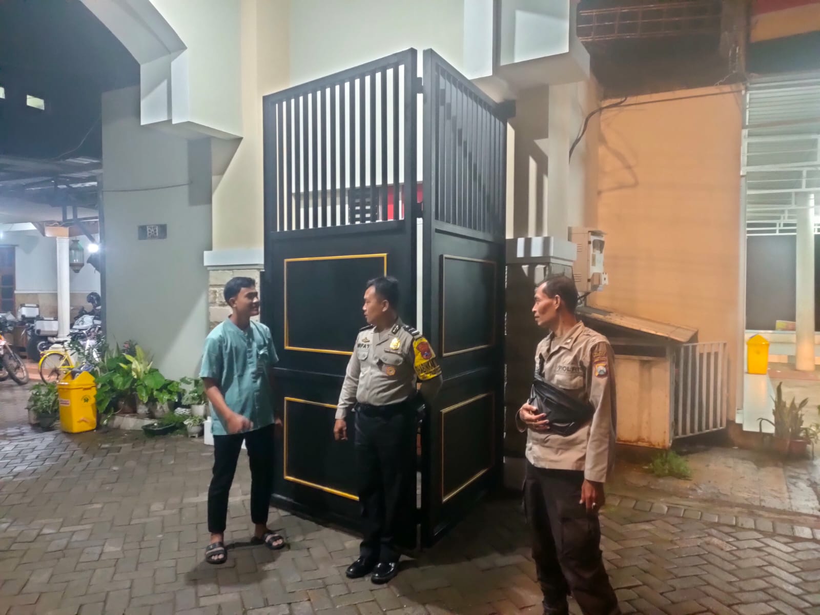 Patroli Pemukiman Cegah Tindak Kejahatan Saat Dini Hari