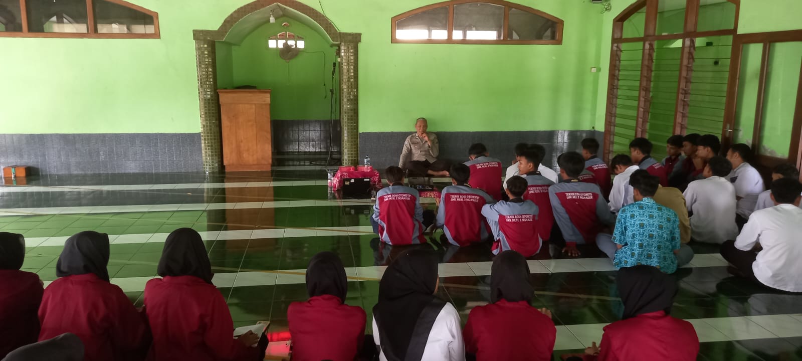 Polsek Nganjuk Kota Berikan Pembinaan dan Penyuluhan Kenakalan Remaja di SMK Muhammadiyah 2 Nganjuk