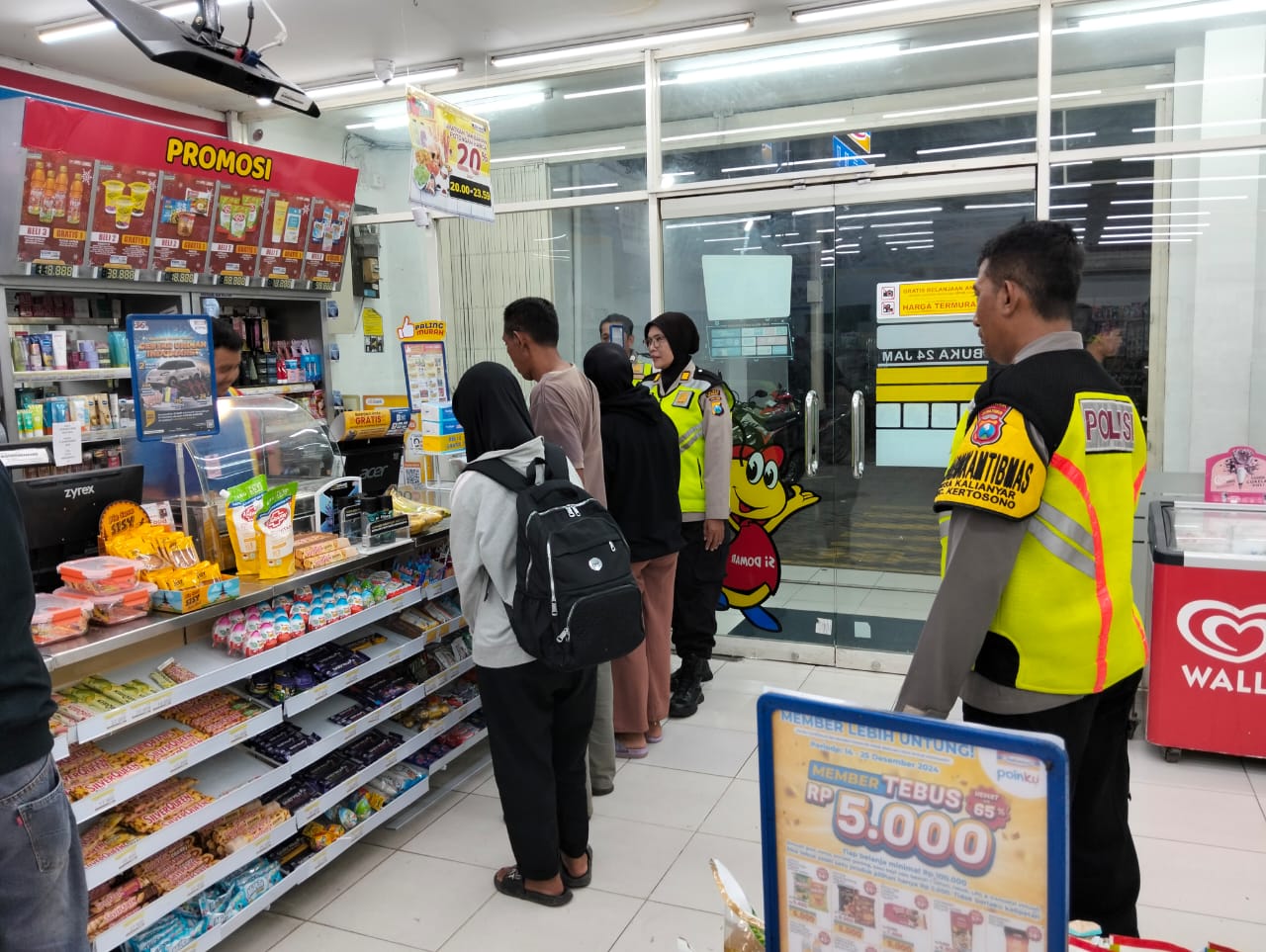 Personil Polsek Kertosono Berikan Himbauan Kamtibmas saat Patroli di Toko Swalayan