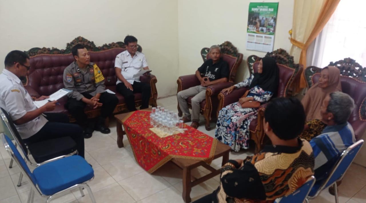 Bhabinkamtibmas Polsek Nganjuk Kota Bersama Tiga Pilar Gelar Mediasi Antar Warga