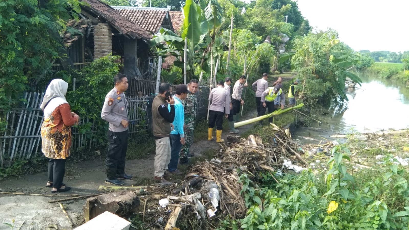 Cegah Banjir, Tiga Pilar Kecamatan Tanjunganom Bersinergi Bersihkan Sungai di Jogomerto