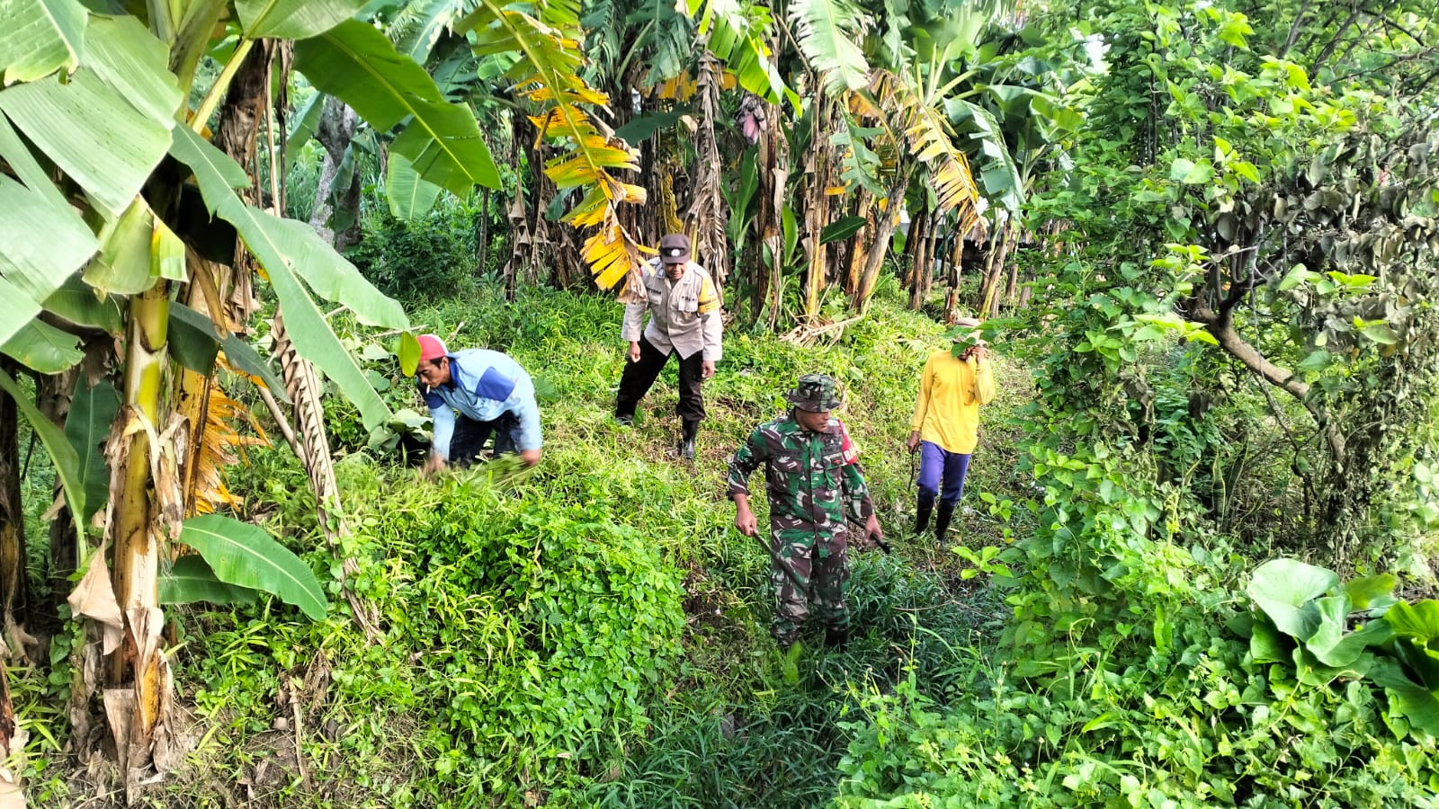 Ciptakan Lingkungan Sehat, Bhabinkamtibmas dan Babinsa Desa Perning Kec Jatikalen Kerja Bakti Bersama Warga Binaan