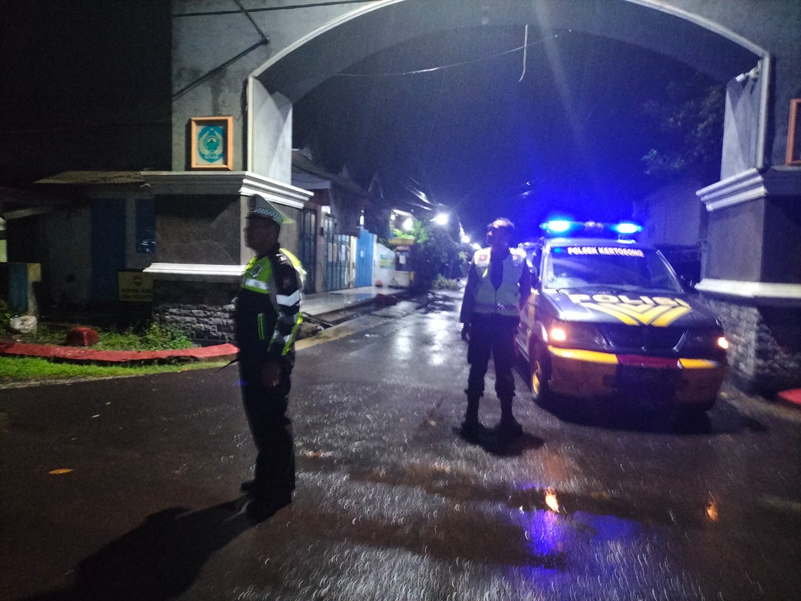 Patroli Pemukiman Cegah Tindak Kejahatan Saat Dini Hari
