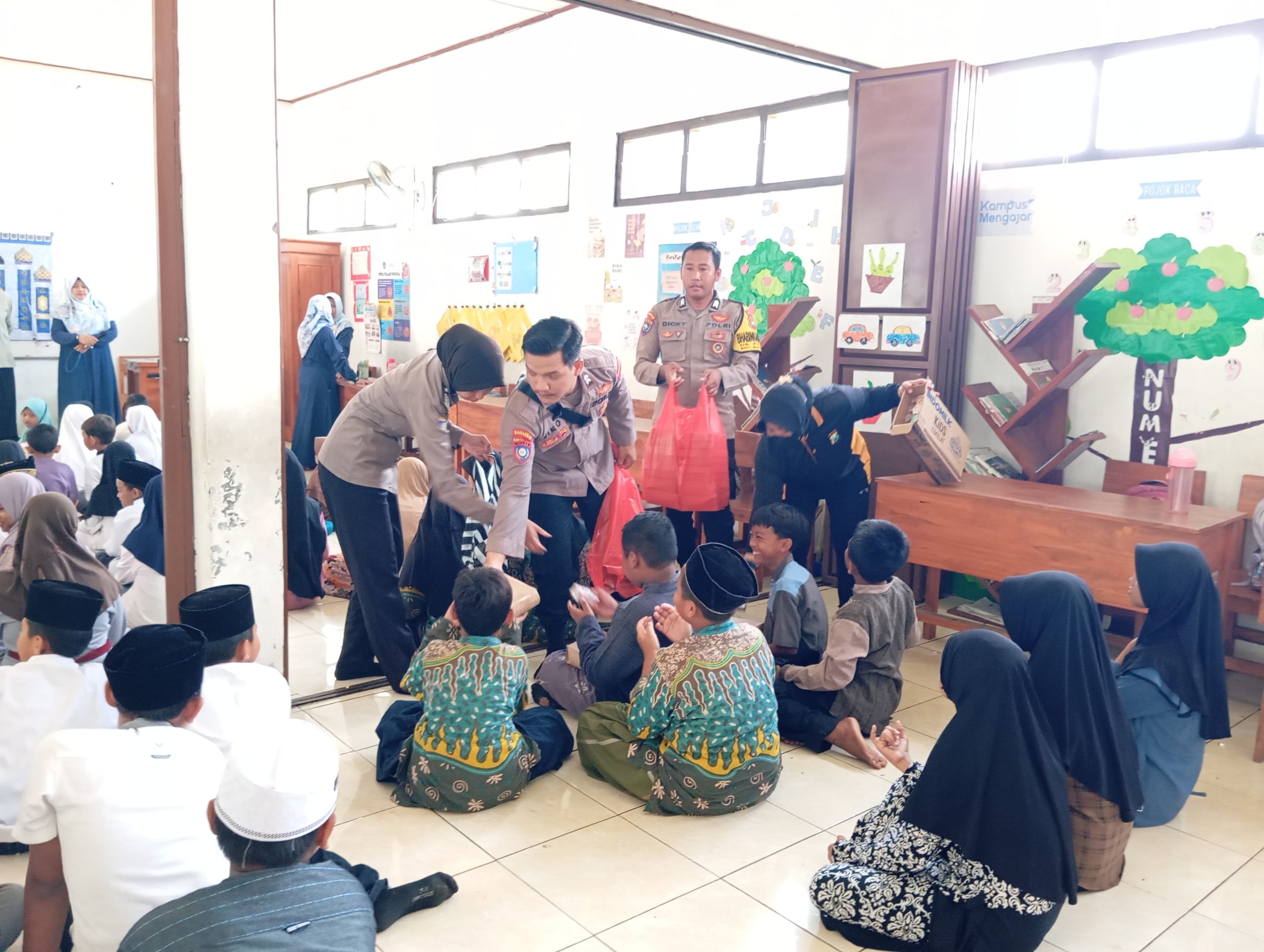 Polres Nganjuk Bagikan 100 Paket Makanan Bergizi Gratis di SDN 1 Sukomoro