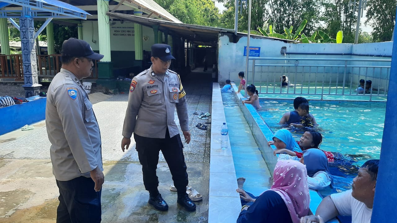 Pastikan Masyarakat libur panjang Aman Polsek Jatikalen lakukan Pengamanan di Obyek Wisata Pemandian Air Panas
