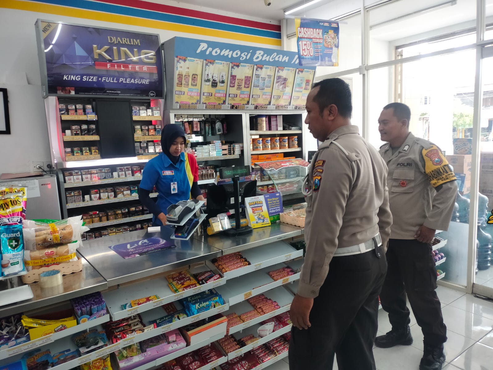 Cegah Curanmor, Patroli Polsek Kertosono Himbau Karyawan Toko Swalayan