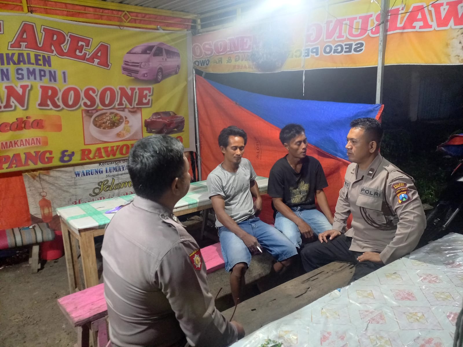 Patroli dialogis Sambangi pemuda yang nongkrong di warung makan di malam hari