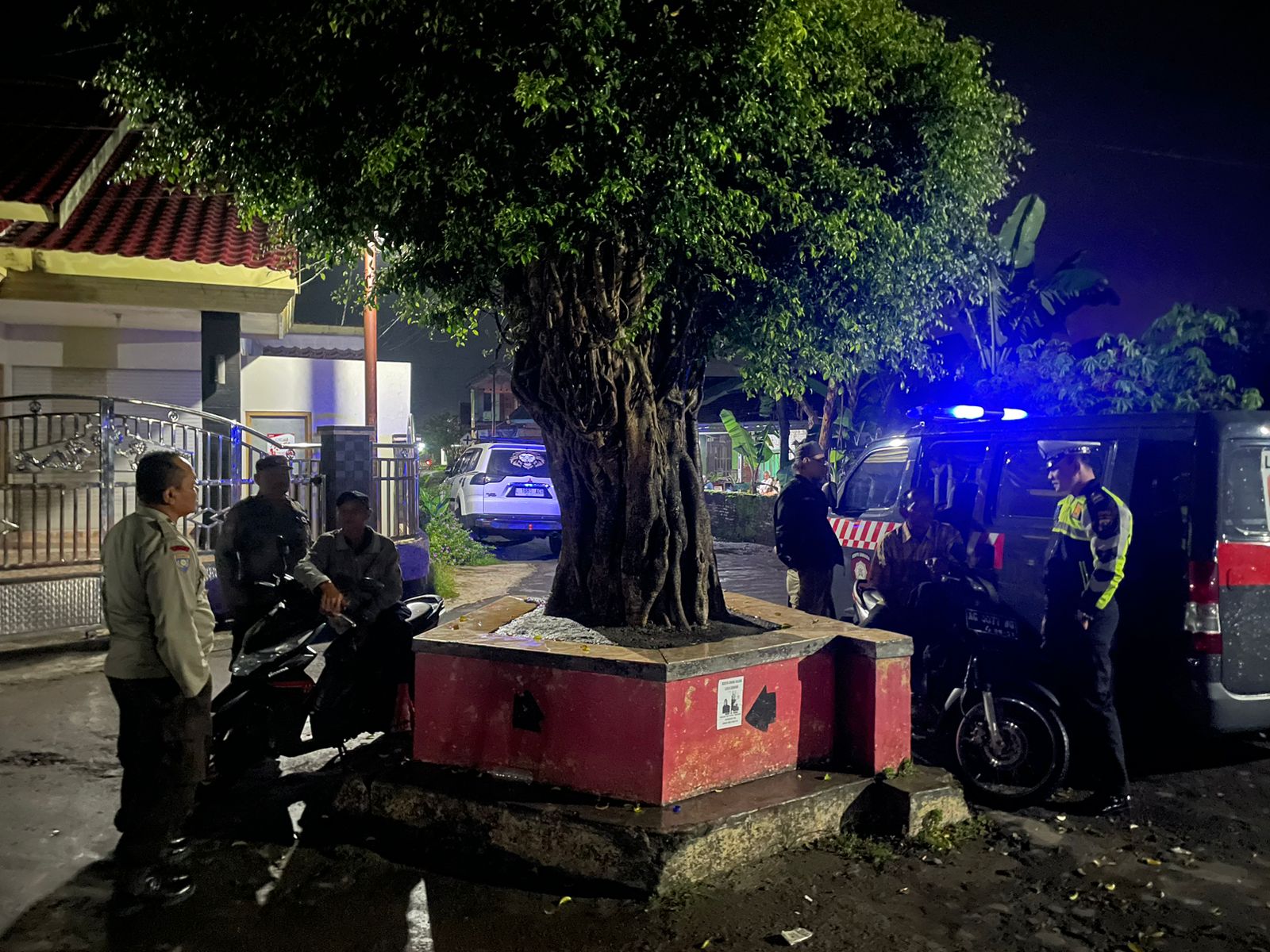 Patroli Pemukiman, Personel Polsek Warujayeng Sampaikan Pesan Kamtibmas