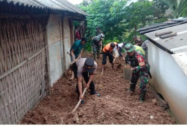 Polsek Sawahan Sigap Tangani Longsor di Dusun Tiling