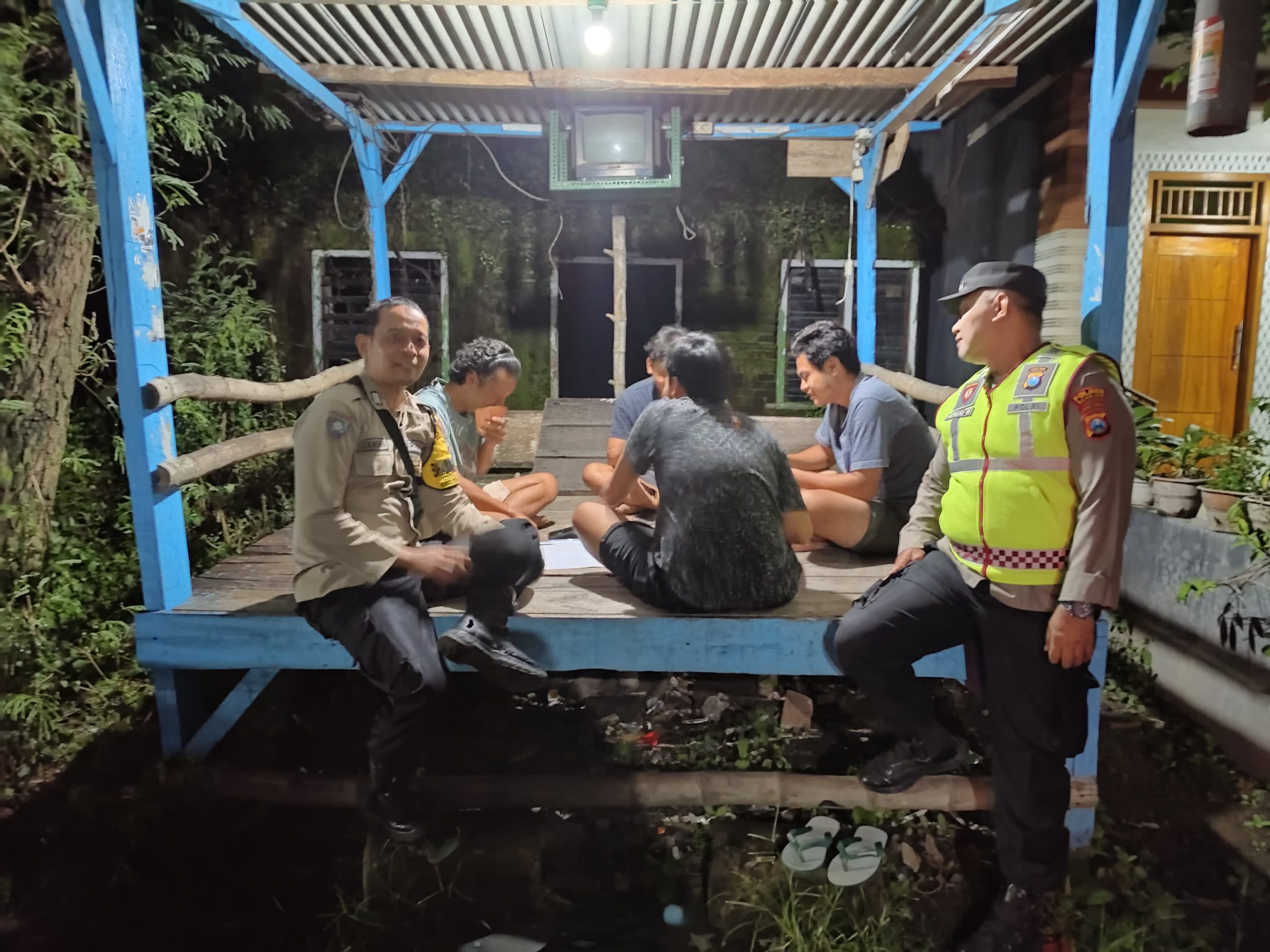 Patroli Pemukiman, Polsek Warujayeng Ajak Warga Tingkatkan Kesadaran Menjaga Keamanan