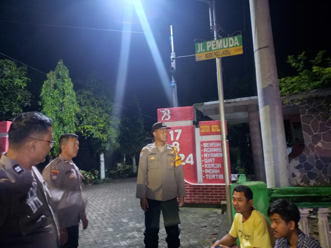 Patroli Malam Hari, Kspkt Polsek Jatikalen Ajak Pemuda Aktif Jaga Kamtibmas