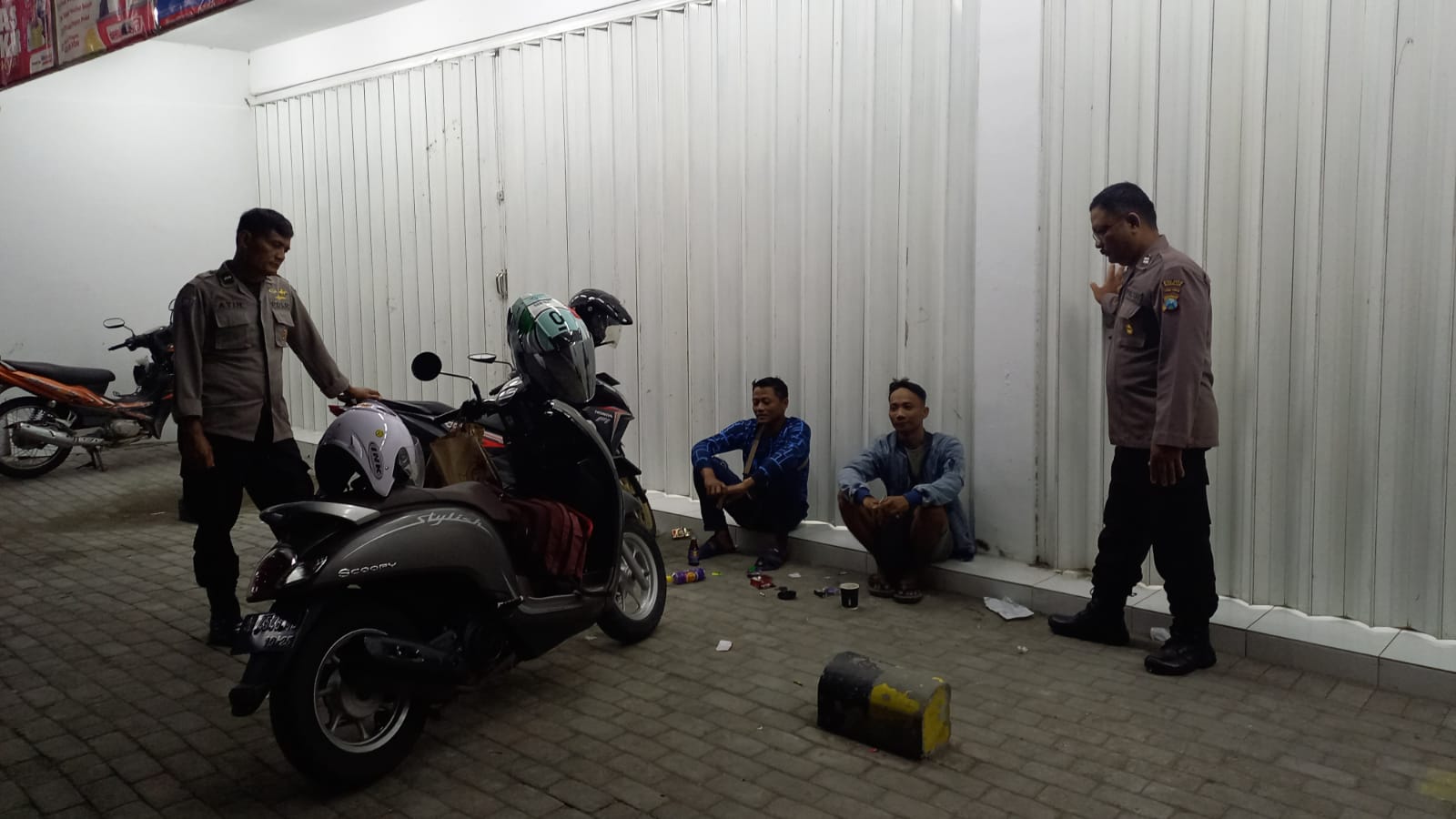 Patroli Malam Polsek Jatikalen Antisipasi Kejahatan dan Dialogis Dengan Pemuda