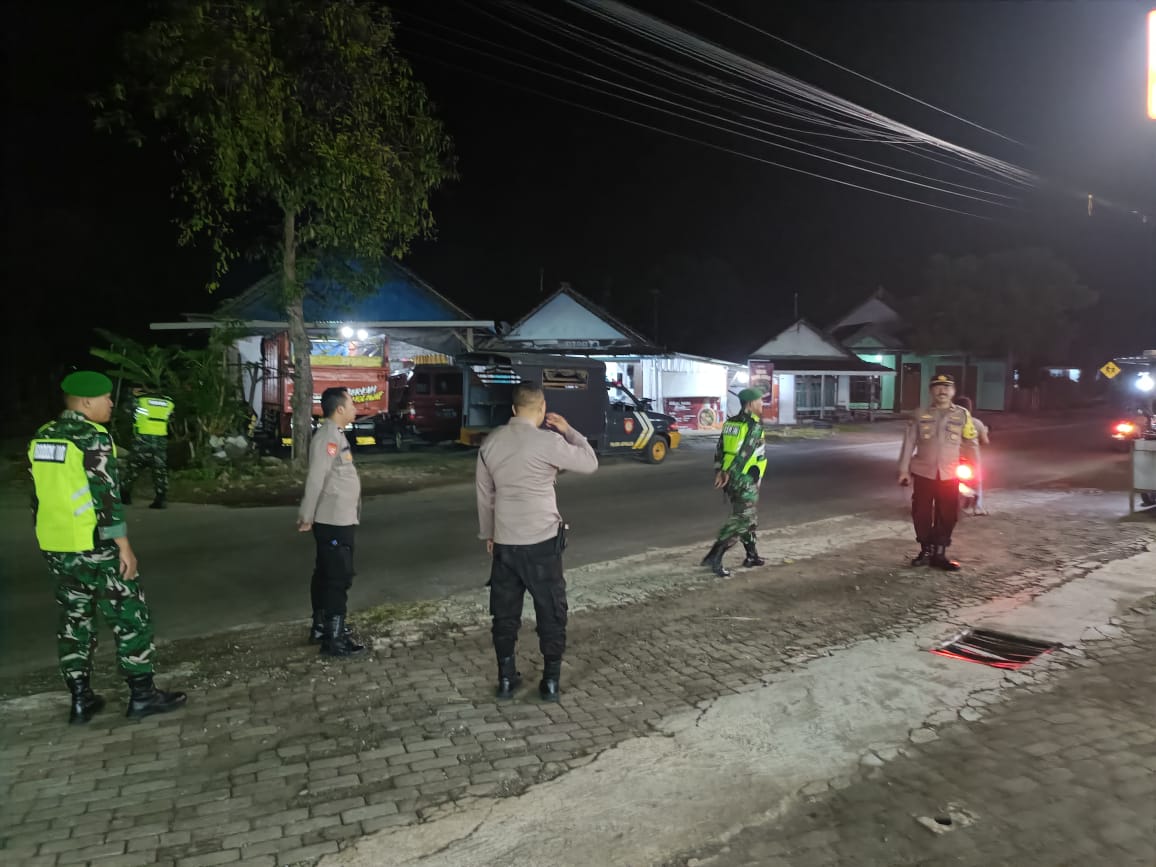 Cipta Kondisi Jelang Malam Pergantian Tahun Baru 2025, Aparat Gabungan TNI-POLRI di Kab Nganjuk Kec Jatikalen Gelar Patroli Dialogis dan Razia Sajam