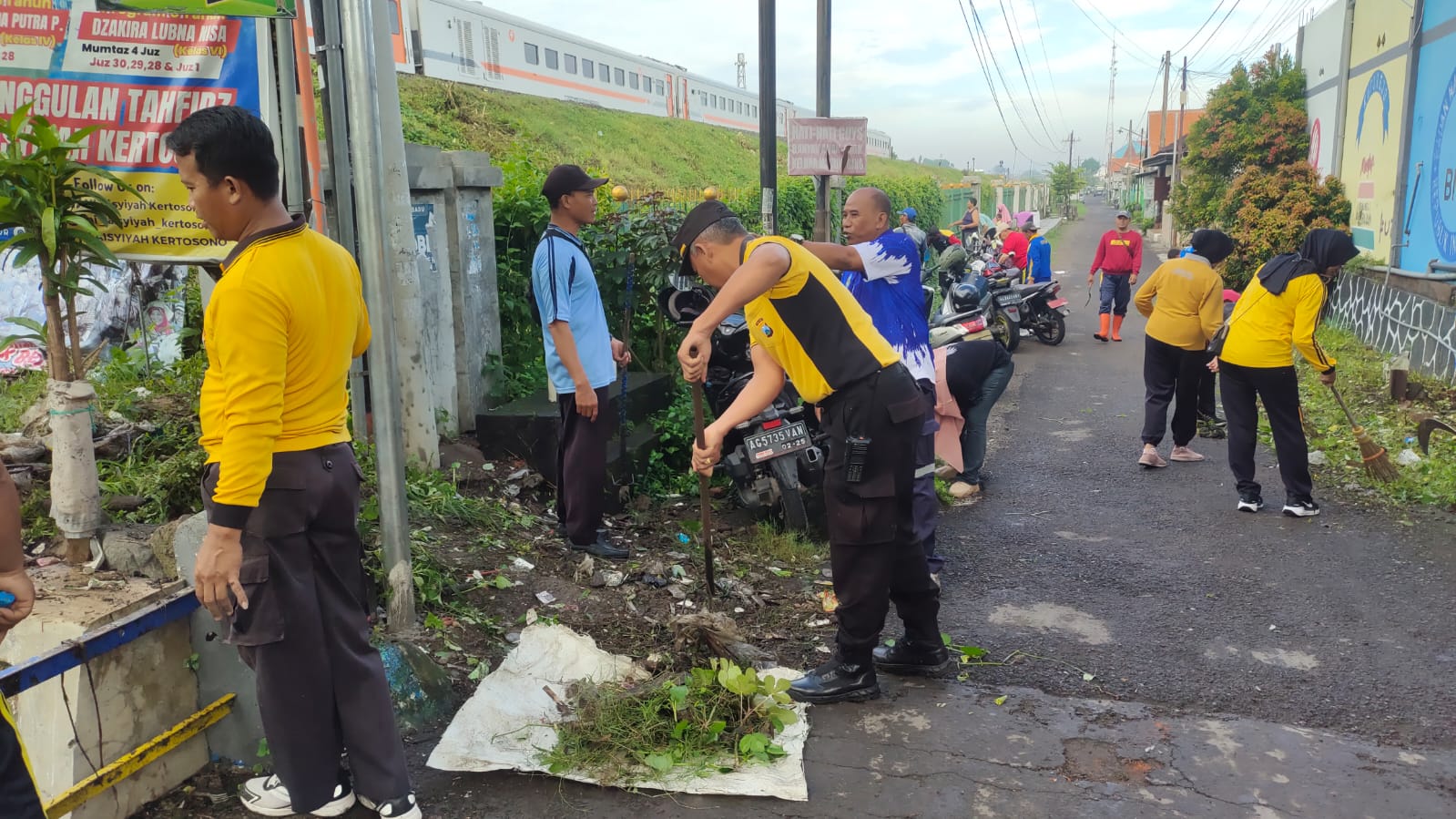 Jum’at Bersih TNI – Polri Bersama Warga Kerja Bakti Bersihkan Saluran Air