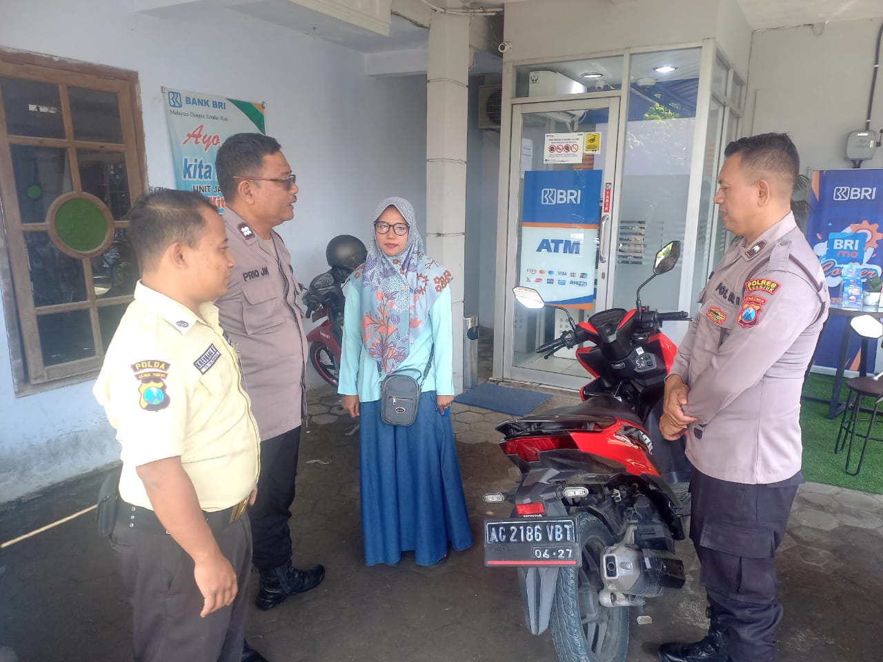 Patroli Bank BRI Unit Jatikalen Sampaikan Imbauan Kepada Nasabah