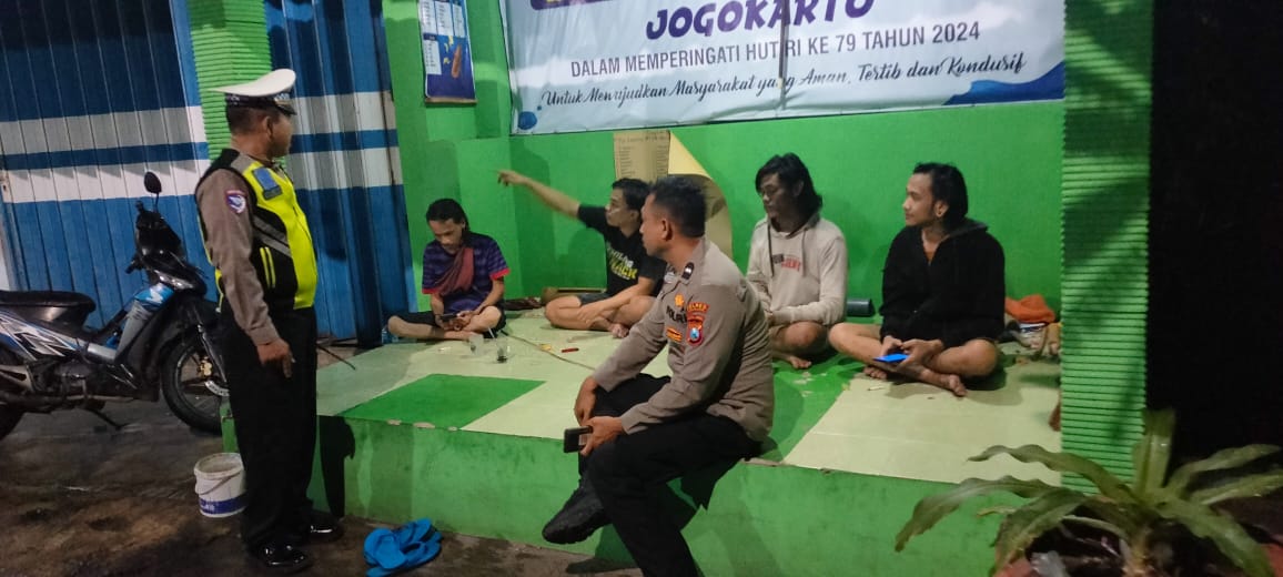 Sambang Poskamling, Patroli Polsek Nganjuk Kota Ajak Warga Tingkatkan Keamanan Lingkungan