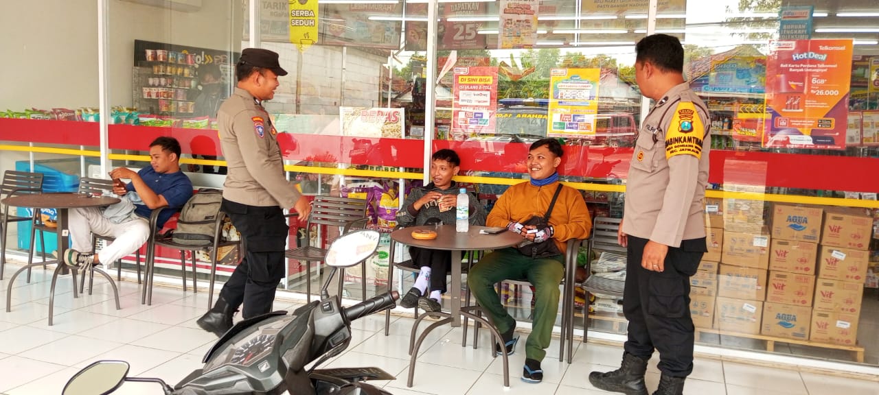Sambangi Mini market utk cegah tangkal Guna Kamtibmas Patroli polsek Jatikalen ke Alwi Mart