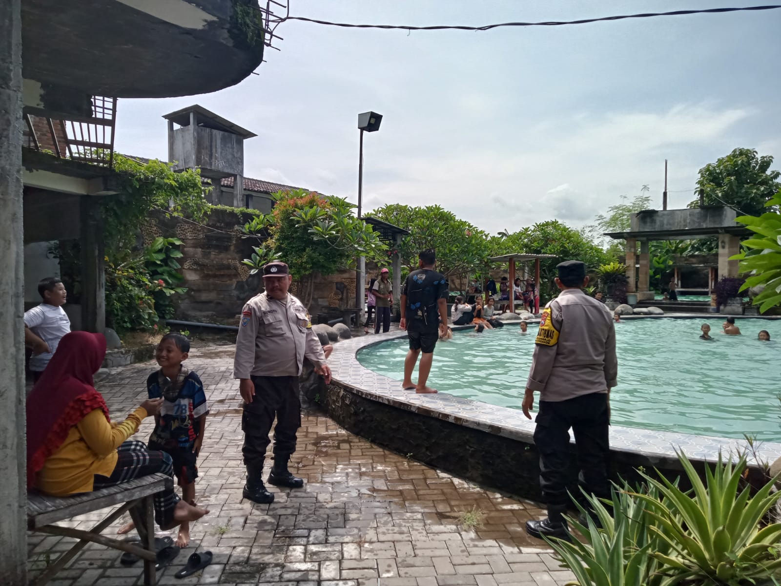 Hari Libur, Patroli Polsek Warujayeng Kunjungi Objek Wisata Kolam Renang