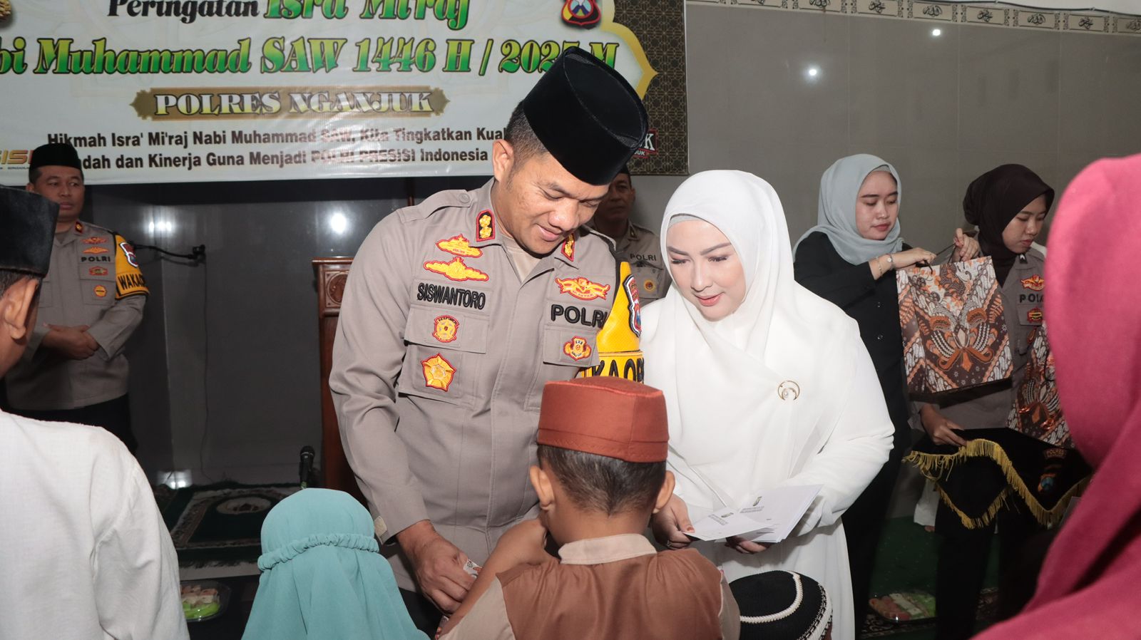 Polres Nganjuk Gelar Peringatan Isra’ Mi’raj 1446 H, Disertai Santunan untuk Yatim Piatu dan Kaum Dhuafa