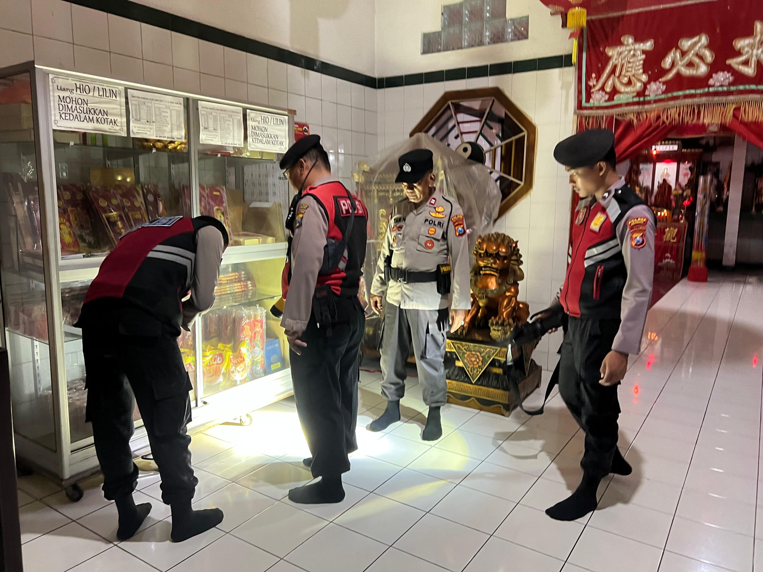 Polres Nganjuk Terjunkan Tim Sterilisasi di Klenteng Jelang Perayaan Imlek 2025