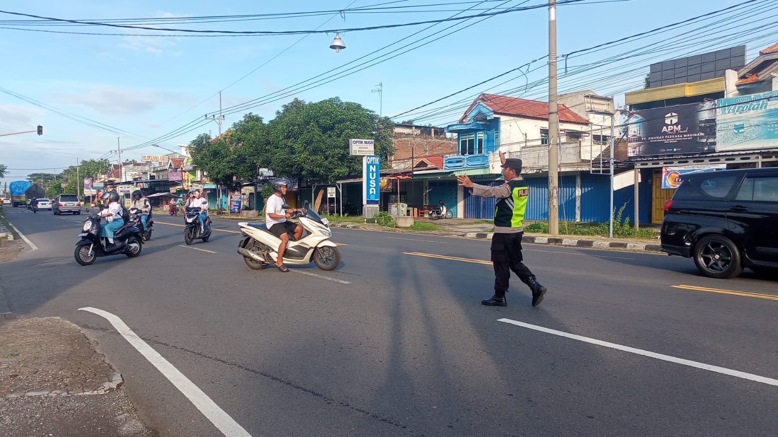 Giat Gaktur Pagi Polsek Kertosono Bantu Penyeberangan Masyarakat