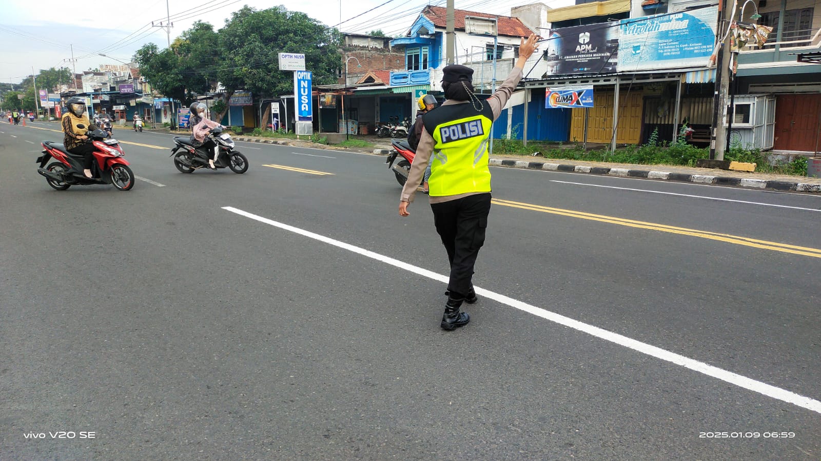 Giat Gaktur Pagi Polsek Kertosono Bantu Penyeberangan Masyarakat