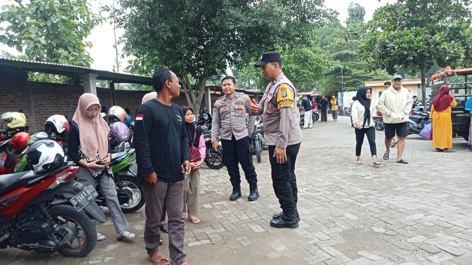 Pastikan Masyarakat liburan Tahun Baru Aman Polsek Jatikalen lakukan Pengamanan di Obyek Wisata Pemandian Air Panas