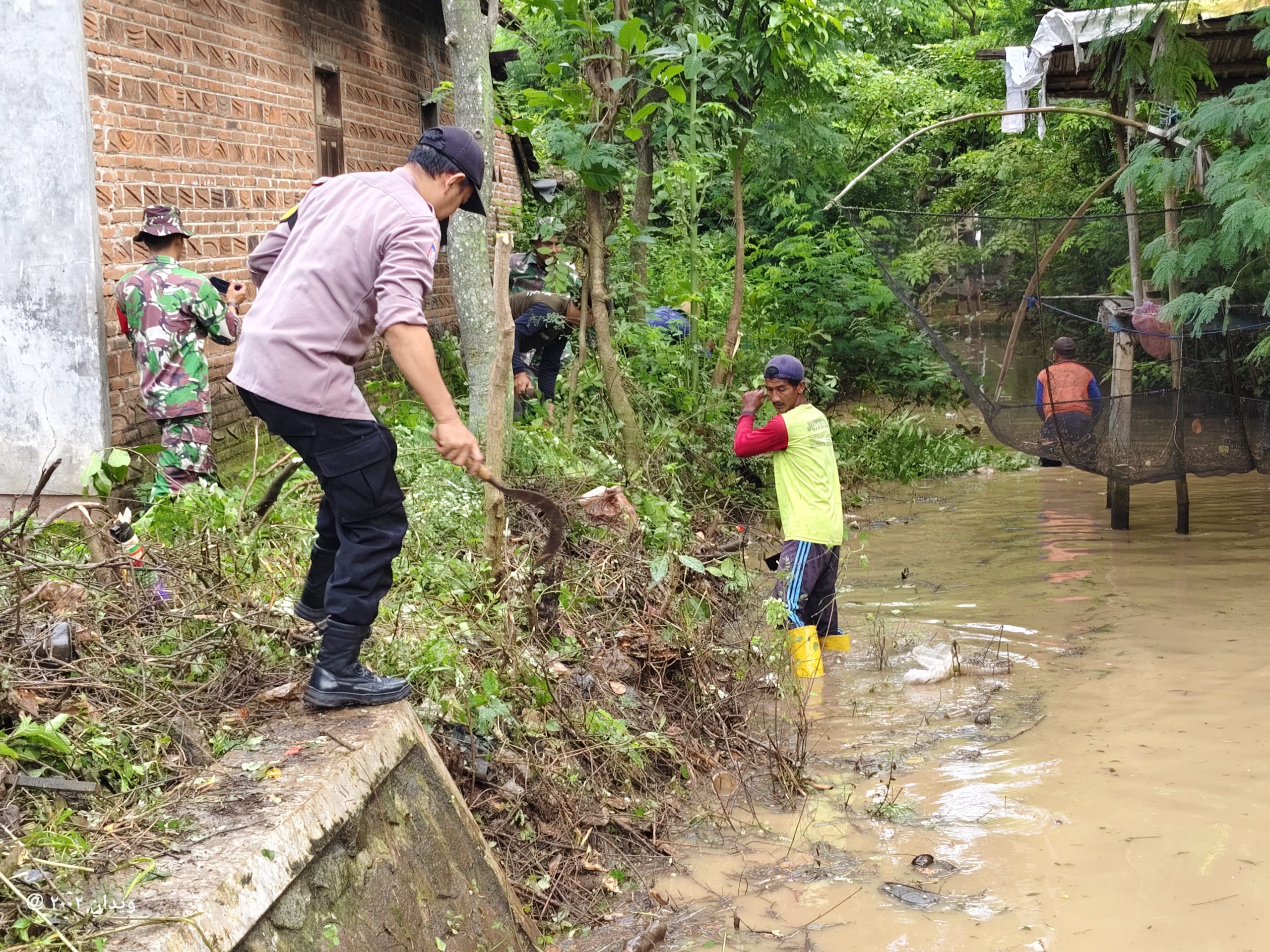 Sinergitas TNI-Polri Bersama Warga Bersihkan Sungai di Desa Getas