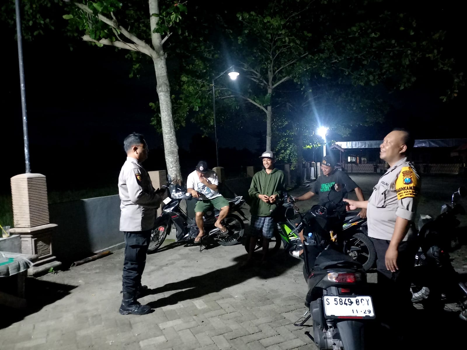 Patroli Malam Hari, Kspkt Polsek Jatikalen Ajak Pemuda Aktif Jaga Kamtibmas