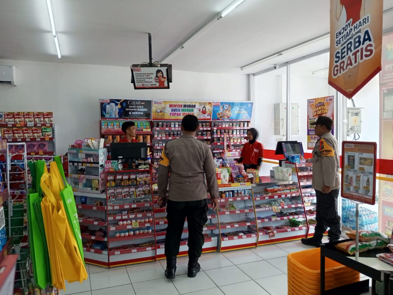 Polsek Jatikalen Patroli Ke Alwi Mart Jatikalen, Ingatkan Karyawan Waspada Peredaran Uang Palsu